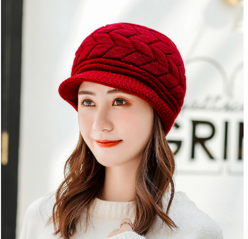 Зимна дамска шапка с козирка в няколко цвята