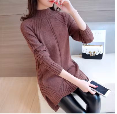 Női pulóver dekoratív gyöngyökkel, barna színben