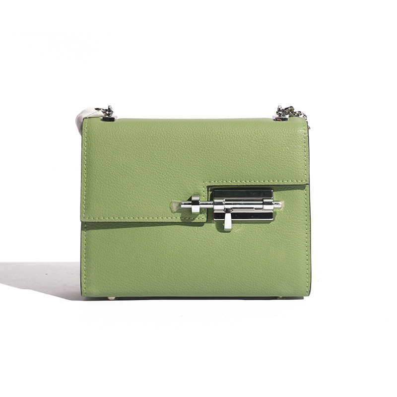 Geanta de dama moderna cu elemente metalice in diferite culori