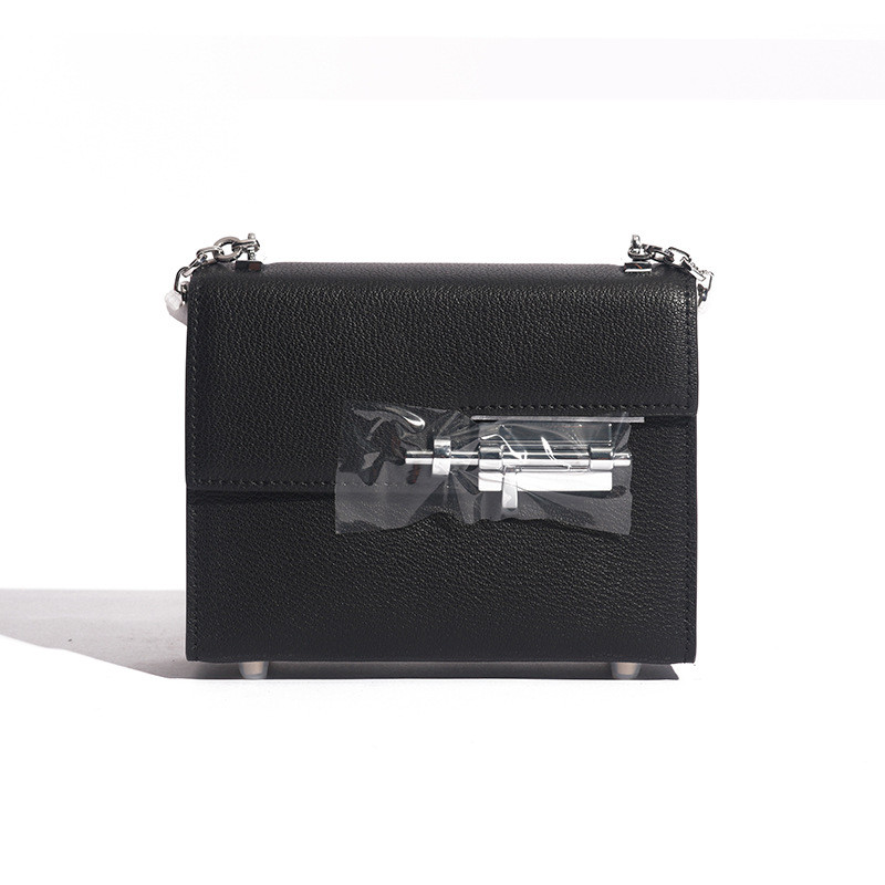 Geanta de dama moderna cu elemente metalice in diferite culori