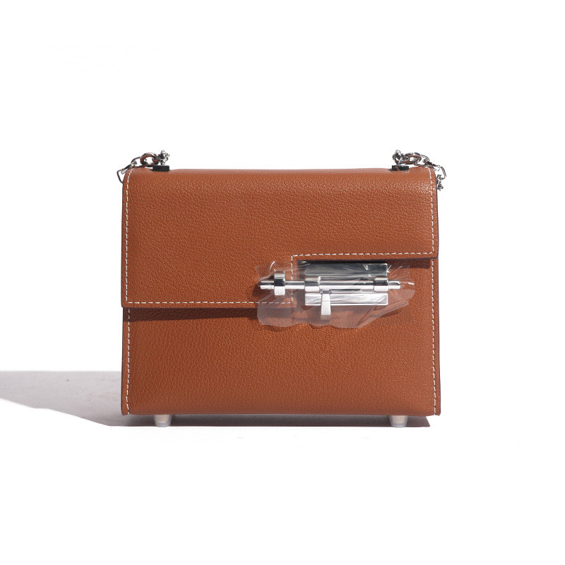 Geanta de dama moderna cu elemente metalice in diferite culori