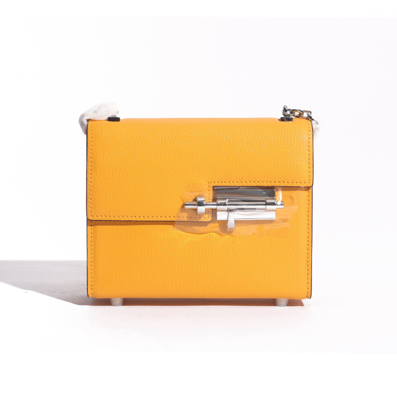 Geanta de dama moderna cu elemente metalice in diferite culori