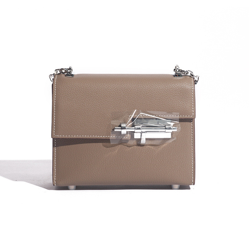 Geanta de dama moderna cu elemente metalice in diferite culori