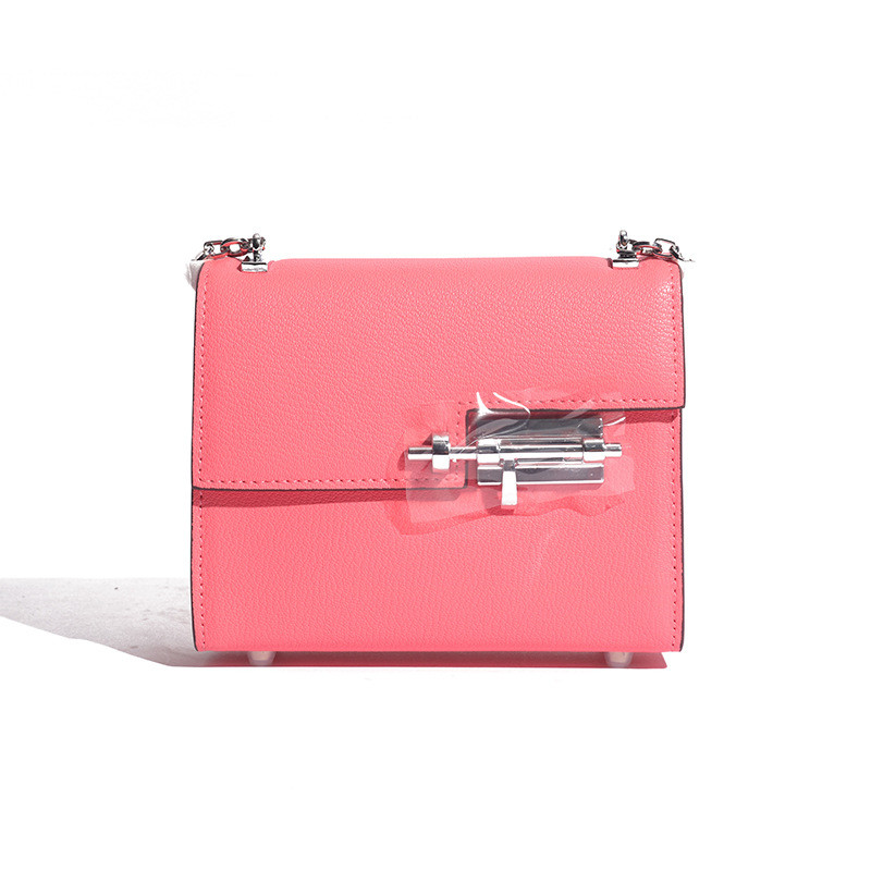 Geanta de dama moderna cu elemente metalice in diferite culori