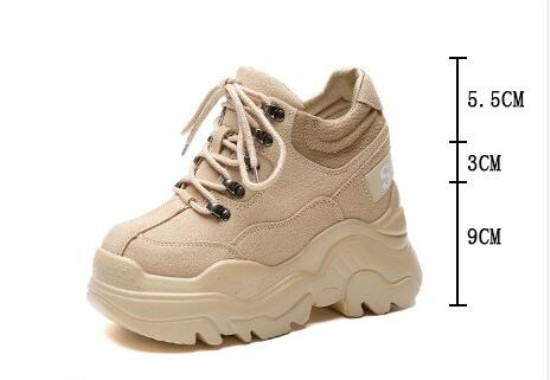 Modern női tornacipő magas platformmal, bézs és fekete fűzővel