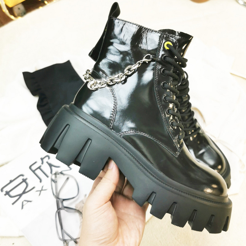 Γυναικείες μπότες  από οικολογικό δέρμα για το φθινοπώρο-χειμώνας με ψηλή σκληρή σόλα  και μεταλλικό στοιχείο