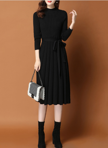 Jauna modeļa sieviešu kroku kleita ar augstu apkakli un garām piedurknēm