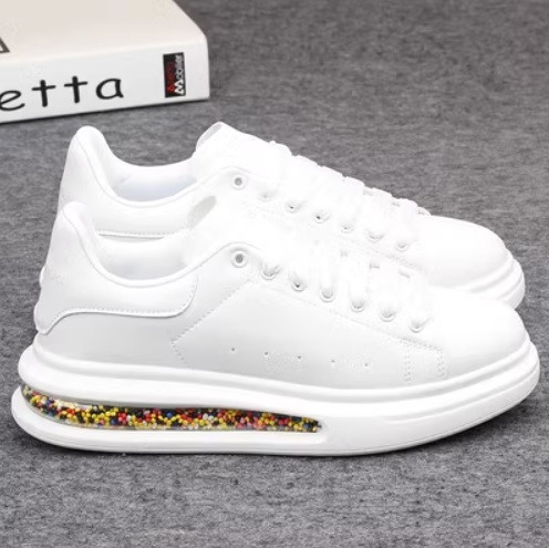 Öko bőrből készült fehér férfi tornacipő új modellje