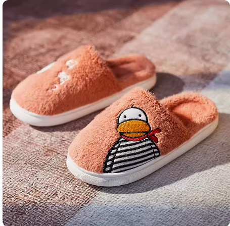 Ženske papuče s izvezenom aplikacijom i ravnim potplatom