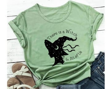 In A World Full Of Princesses Be A Witch T-shirt Vintage Women Halloween Tshirt Aesthetic Starry Basic Witch Graphic Tees Tops