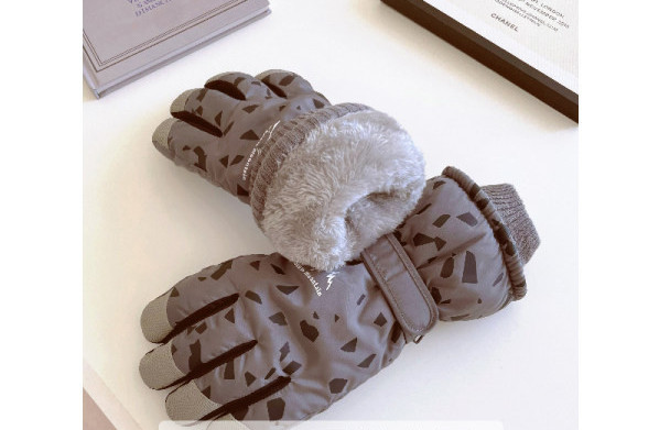 Polsterēti sporta cimdi, kas piemēroti slēpošanai