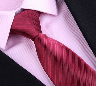 Svinīga vīriešu kaklasaite sarkanā krāsā