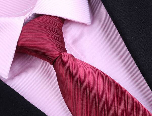 Svinīga vīriešu kaklasaite sarkanā krāsā