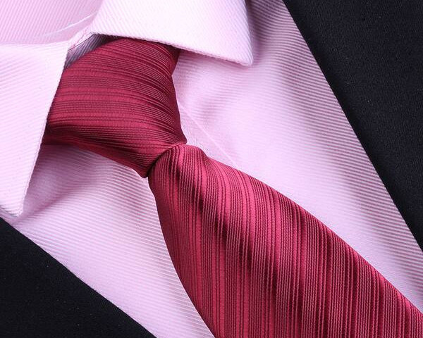 Svinīga vīriešu kaklasaite sarkanā krāsā