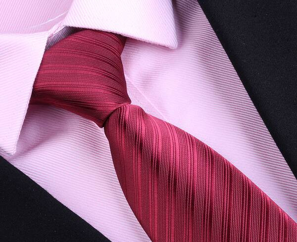 Svinīga vīriešu kaklasaite sarkanā krāsā