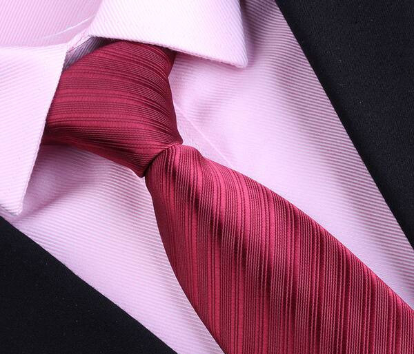 Svinīga vīriešu kaklasaite sarkanā krāsā