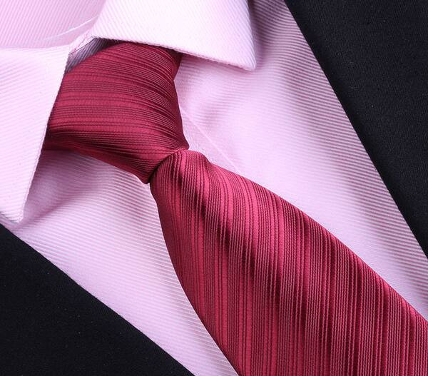 Svinīga vīriešu kaklasaite sarkanā krāsā