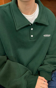 Vīriešu džemperis ar klasisku apkakli un kabatu