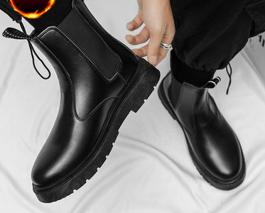 Vīriešu zābaki no eko ādas ar elastīgu - tīru modeli