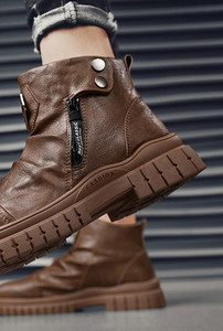 Φθινοπωρινές ανδρικές μπότες με μεταλλικό στοιχείο