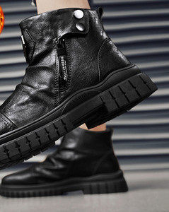 Φθινοπωρινές ανδρικές μπότες με μεταλλικό στοιχείο