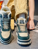 Naujas vyriškų žieminių batų modelis su užrašu ir grubiu padu