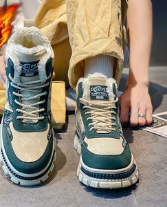 Naujas vyriškų žieminių batų modelis su užrašu ir grubiu padu