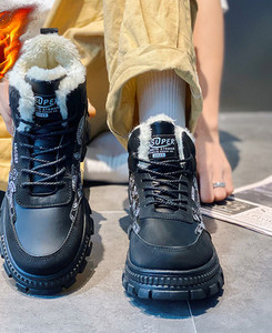 Naujas vyriškų žieminių batų modelis su užrašu ir grubiu padu