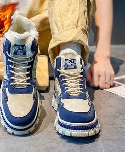 Naujas vyriškų žieminių batų modelis su užrašu ir grubiu padu