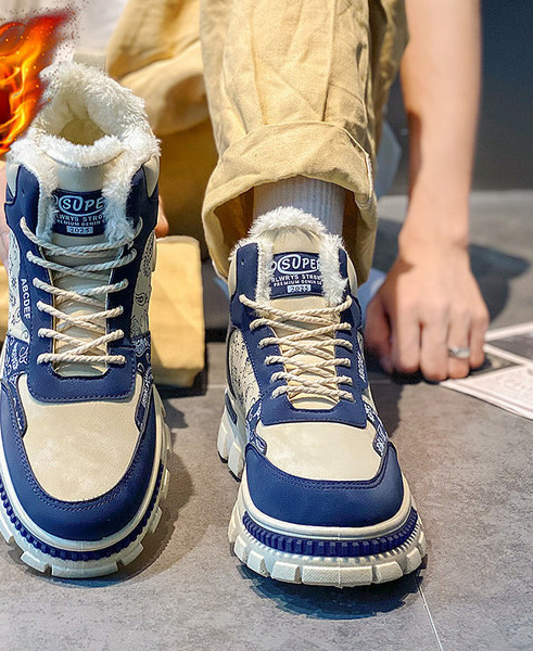 Naujas vyriškų žieminių batų modelis su užrašu ir grubiu padu