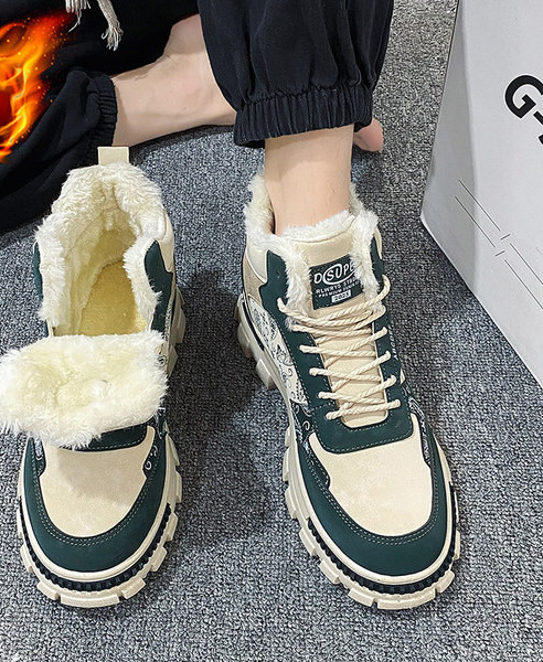 Naujas vyriškų žieminių batų modelis su užrašu ir grubiu padu