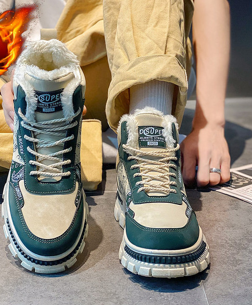 Naujas vyriškų žieminių batų modelis su užrašu ir grubiu padu