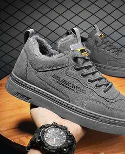 Ανδρικά παπούτσια casual με επιγραφή