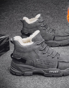 Χειμερινά ανδρικά παπούτσια με ζεστή φόδρα και επιγραφή