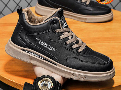 Muške zimske cipele s iscrtanim natpisom i ravnim potplatom