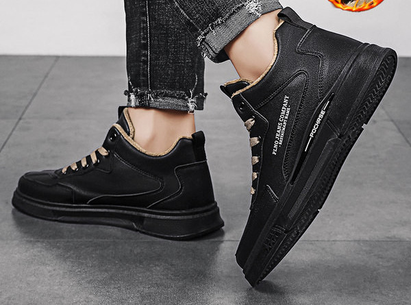 Muške zimske cipele s iscrtanim natpisom i ravnim potplatom