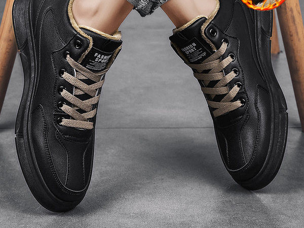 Muške zimske cipele s iscrtanim natpisom i ravnim potplatom