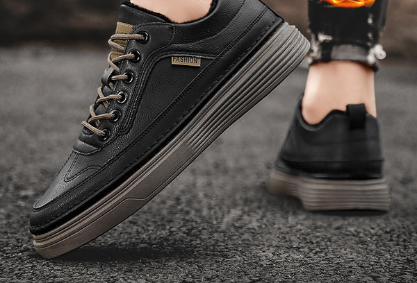 Χειμερινά ανδρικά παπούτσια με φλις φόδρα και επιγραφή