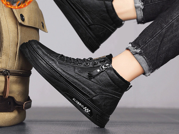 Vīriešu ādas apavi ar siltu oderi, logotipu un šņorēm