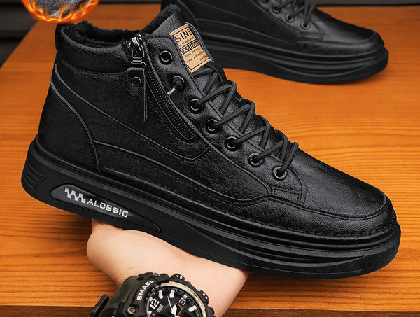 Vīriešu ādas apavi ar siltu oderi, logotipu un šņorēm