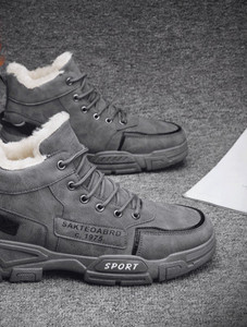 Αθλητικά παπούτσια για άνδρες με επιγραφή