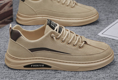 Vīriešu apavi ar uzrakstu un plakanu zoli