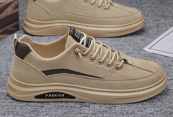 Vīriešu apavi ar uzrakstu un plakanu zoli