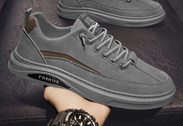 Vīriešu apavi ar uzrakstu un plakanu zoli