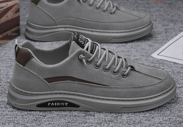 Vīriešu apavi ar uzrakstu un plakanu zoli