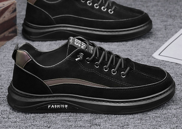 Vīriešu apavi ar uzrakstu un plakanu zoli