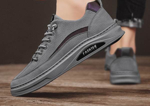 Vīriešu apavi ar uzrakstu un plakanu zoli