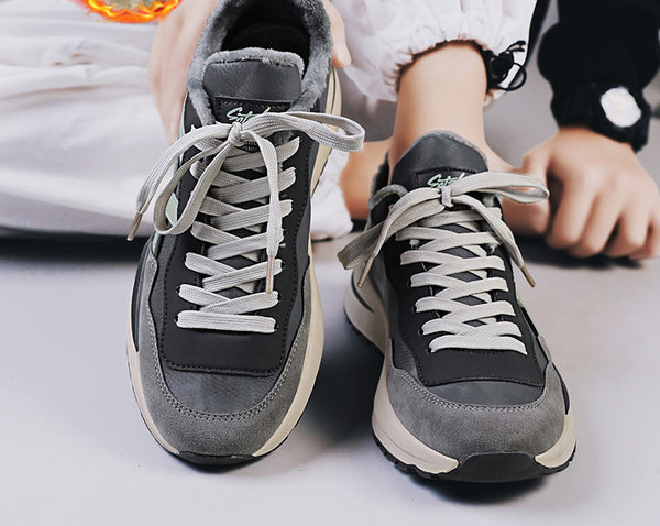 Ανδρικά χειμερινά αθλητικά παπούτσια με επιγραφή και ζεστή φόδρα