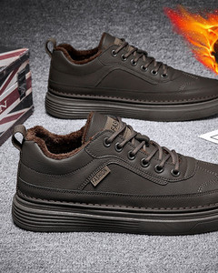 Ανδρικά χειμερινά παπούτσια με επίπεδη σόλα και επιγραφή - οικολογικό δέρμα