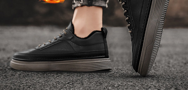 Ανδρικά χειμερινά παπούτσια με επίπεδη σόλα και επιγραφή - οικολογικό δέρμα